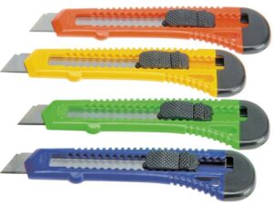 Bismark Cutter Grande Retractil - Medidas 17x8x15cm - Empuñadura de Plastico - Bloqueo de Seguridad - Colores Surtidos