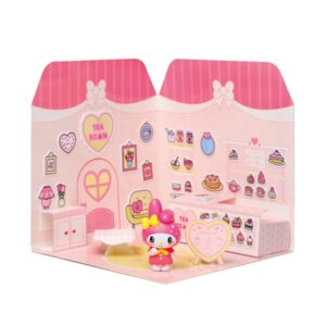 Comansi Sticker House My Melody Tea Room - Incluye Figura - Stickers Lavables -  Escenario Adorable - Juego Creativo